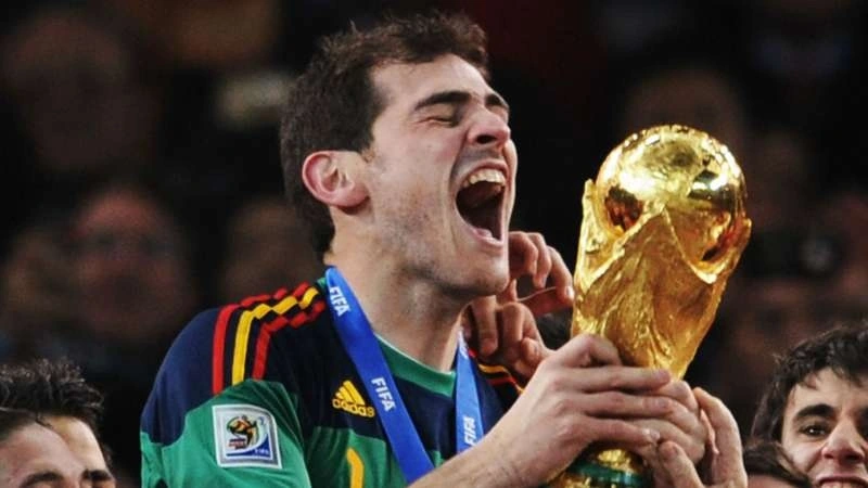 Iker Casillas giải nghệ sau 22 năm chơi bóng đỉnh cao | VOV.VN