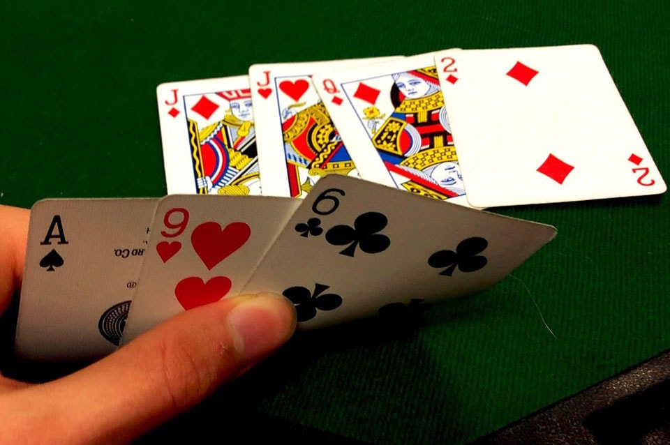 Stud Poker là gì? Khám phá những cách chơi Stud Poker đơn giản.