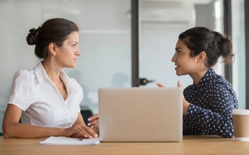 Kỹ năng lắng nghe là gì? 8 cách sử dụng kỹ năng lắng nghe hiệu quả - Hướng dẫn tự cải thiện