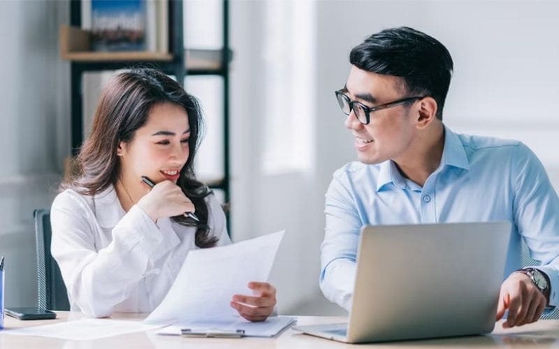 Kỹ năng lắng nghe là gì? 8 cách sử dụng kỹ năng lắng nghe hiệu quả - Hướng dẫn tự cải thiện