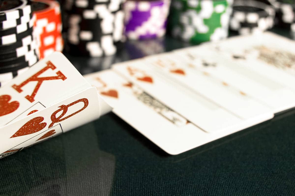Tối ưu hóa lối chơi: Chiến thuật với các lá bài K-Q cùng chất trong poker - Poker Có Tâm