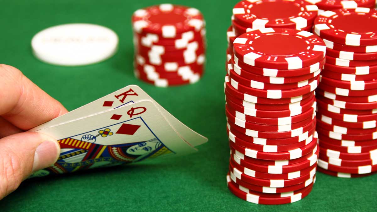 Tối ưu hóa lối chơi: Chiến thuật với các lá bài K-Q cùng chất trong poker - Poker Có Tâm